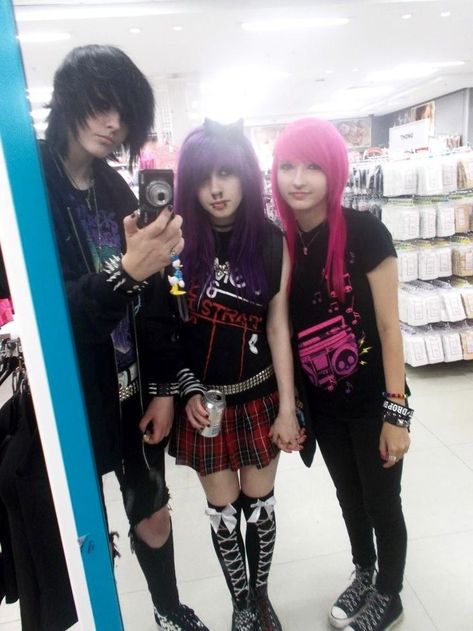 Emo Outfits 2000s, Emo Friends, Emo Party, Scene Emo Fashion, Emo Girl Outfit, Scene Emo Outfits, Emo Scene Outfits, Emo Scene Fashion, Group Selfie