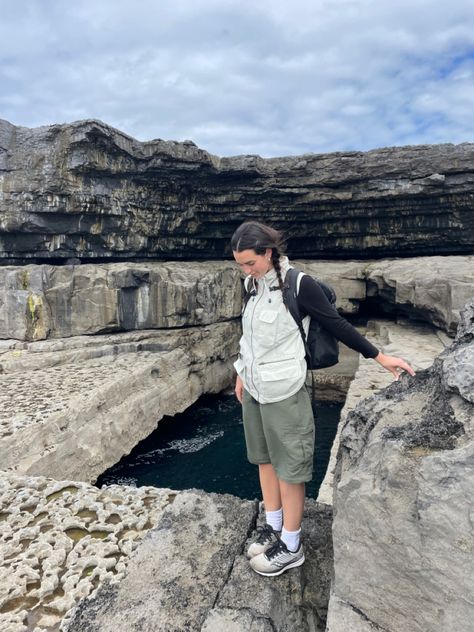 Gorpcore Shorts Outfit, Cave Hiking Outfit, Hiking Vest Outfit, Summer Hiking Fits, Summer Gorpcore Outfit, Ireland Trip Outfits, Summer Ireland Outfits, Gorpcore Woman, Gorpcore Vest