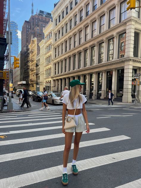 New York City, outfit New York Trendy Outfits, Fancy Nyc Outfit, New York Outfit Aesthetic Summer, Summer Austin Outfits, Ocean City Outfits, Nyc Daytime Outfits Summer, Fancy New York Outfits, City Summer Outfits 2024, Nyc Cool Girl Outfit