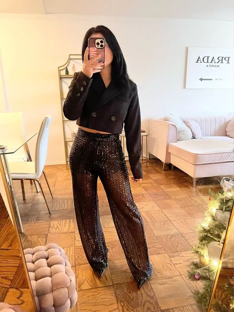 Sparkle and Shine: 7 Sequin Pants Outfit Ideas - Magic of Clothes Pants Concert Outfit, Sequin Pants Outfit, Sequins Pants Outfit, Sparkly Pants, Pants Outfit Ideas, Sequin Pants, Sparkle And Shine, Pants Outfit, Concert Outfit