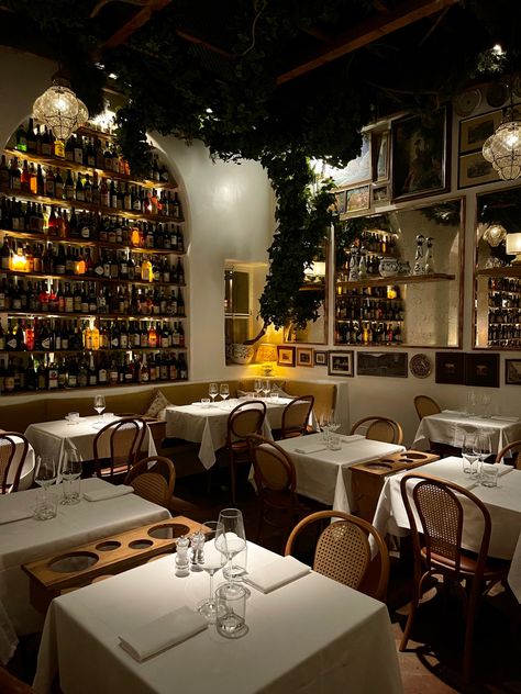 Italian Cafe Interior, Italian Restaurant Interior Design, Italian Restaurant Design, Italian Restaurant Interior, Trattoria Italiana, Sonny Corleone, Italian Restaurant Decor, Bistro Interior, Bistro Design