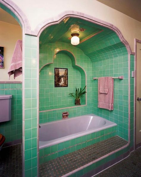 Historical Homes Of America | An amazing vintage bathroom with a sunken tub, photo by Linda Svendsen | Instagram Los Angeles, Modern Retro Bathroom, Bathroom Art Deco, Mid Century Living Room Decor, Sunken Bathtub, Modern Vintage Bathroom, Sunken Tub, Retro Bathroom, House Journal