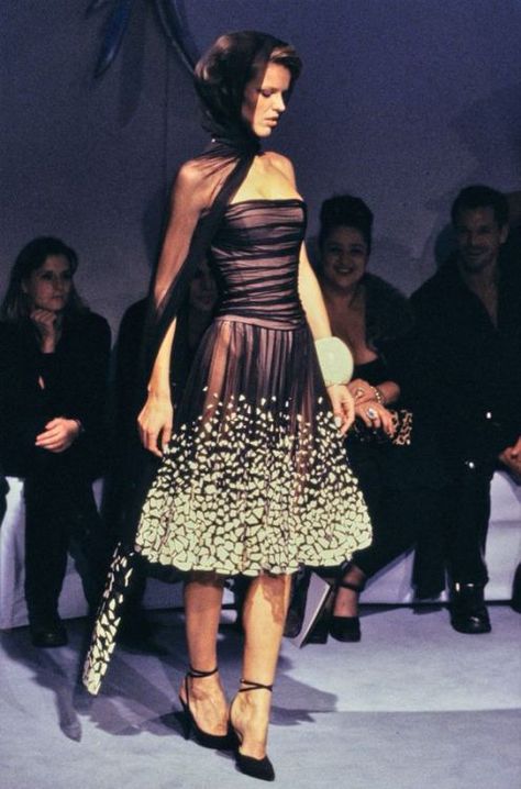 Spring/Summer, 1998 Couture, Jhon Galliano, Mode Rihanna, Met Gala Dresses, Runway Fashion Couture, Vintage Runway, 90s Runway Fashion, Runway Outfits, Modern Vintage Fashion