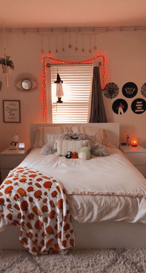 Cute Fall Room Decor Ideas, Bedroom Ideas For Halloween, Fall Room Inspo Preppy, October Room Decor Aesthetic, Fall Preppy Room Decor, Fall Decor Ideas For The Home Bedroom, Preppy Halloween Room Idea, Bedroom Halloween Ideas, How To Make Your Room Fall Aesthetic