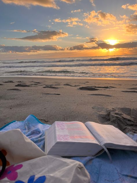 beach picnic bible study with sunrise Vision Board Images, Beach Date, Summer Goals, Images Esthétiques, Alam Yang Indah, American Beauty, Summer Feeling, Florida Travel, Summer Dream