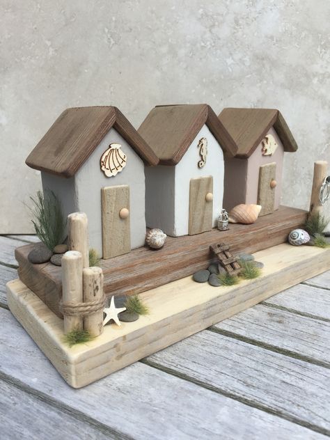 Wood Beach Decor, Wooden Houses Craft Decor, Wooden Houses Craft, Woodworking Projects Easy, Wooden Beach House, Driftwood Cottages, Wooden House Decoration, Amazing Tools, Advanced Woodworking Plans