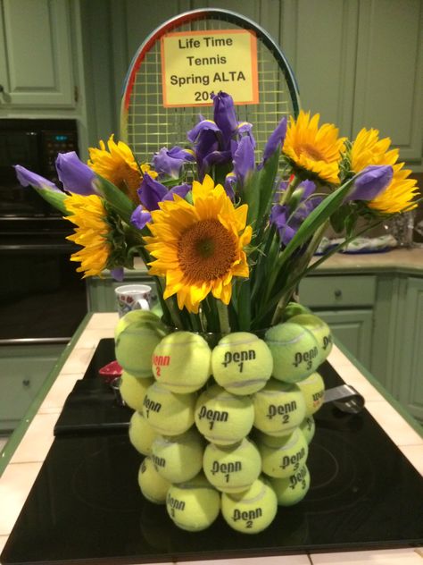 Tennis flower arrangement Tennis Ball Centerpieces Diy, Tennis Decorations, Tennis Crafts, Pickleball Party, Beach Tenis, Tennis Party Decorations, Tennis Photos, Baseball Crafts, Tennis Party