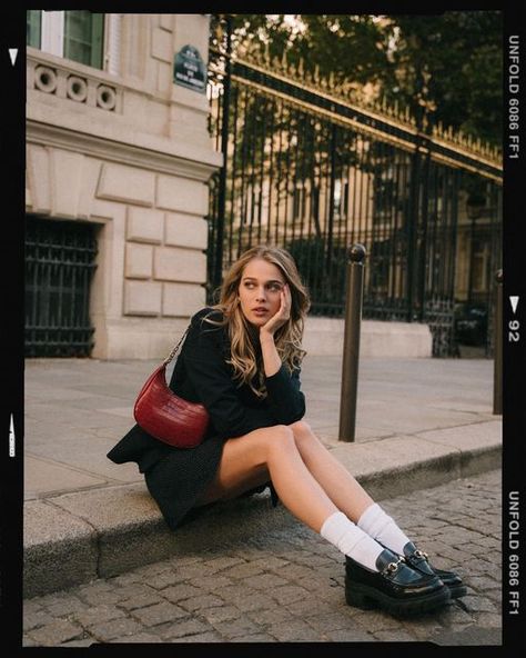 Photoshoot Stairs Posing Ideas, Vintage Photoshoot Outdoor, Edgy Senior Pictures, Portret Feminin, City Fashion Photography, Barbican London, Street Photography Model, City Editorial, Street Fashion Photoshoot