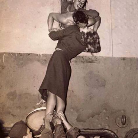 Navy nurse kissing her sailor before deployment One Last Kiss, Best Kisses, Marlene Dietrich, Foto Vintage, Stil Vintage, Black And White Photo, صور مضحكة, Perfect Moment, White Photo