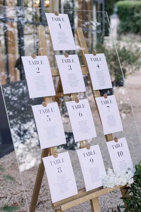 Voici une idées de plan de table pour votre mariage. Here is some seating plan ideas for your wedding. Crédit photo : JD Bascio Table Seat Plan Wedding, Wedding Plan Board, Diy Seating Plan Wedding, Wedding Check In Table Ideas, Wedding Table Plan Diy, Diy Wedding Table Plan, Easy Wedding Seating Chart Ideas, Unique Table Assignments Wedding, Diy Seating Plan