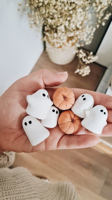 Orlaith Donlon on Instagram: "Easy polymer clay ghosts. All you need is White polymer clay A fine paint brush Black acrylic paint A little cornflour Simply mould into ghost shapes. Use a little cornflour to help get rid of fingerprints and to smooth out your clay. Add little eyes and acrylic paint. Bake at 130°c for 40mins. #pumpkins #reels #like #love #ipbig #halloween #instadaily #handmade #cute #reelsinstagram #inbeautyandchaos #smile #instareels #fyp #halloweendecor #fall #letthekids # Halloween Air Clay Crafts, Diy Clay Halloween Crafts, Modeling Clay Halloween Ideas, Easy Clay Ideas Halloween, Diy Clay Fall Decor, Mini Halloween Clay Ideas, Polymer Clay Fall Decor, Halloween Things To Make Out Of Clay, Clay Fall Ideas