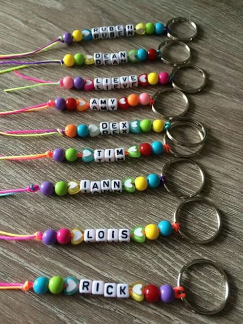 Fathers Day Crafts, قلادات متدلية, Cadeau Parents, Keychain Craft, Fun Sleepover Ideas, Pola Gelang, Diy Keychain, Camping Crafts, Beaded Keychains