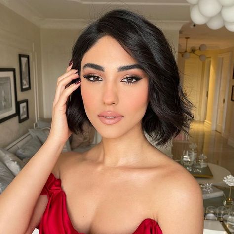 Soft Glam For Red Dress, Makeup Prom Black Dress, Formal Makeup Looks Red Dress, Burgundy Dress Eye Makeup, Makeup Look To Go With Red Dress, Makeup That Goes With A Red Dress, Eye Makeup Looks For Red Dress, Eyeshadow Looks For A Red Dress, Makeup Look For A Red Dress