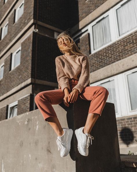 Street Photo Ideas Instagram, Casual Photoshoot Ideas, Streetwear Poses Photo Ideas, Sunshine Aesthetic, Mode Poses, Beauty Fotografie, Blogger Poses, Mode Editorials, Shotting Photo