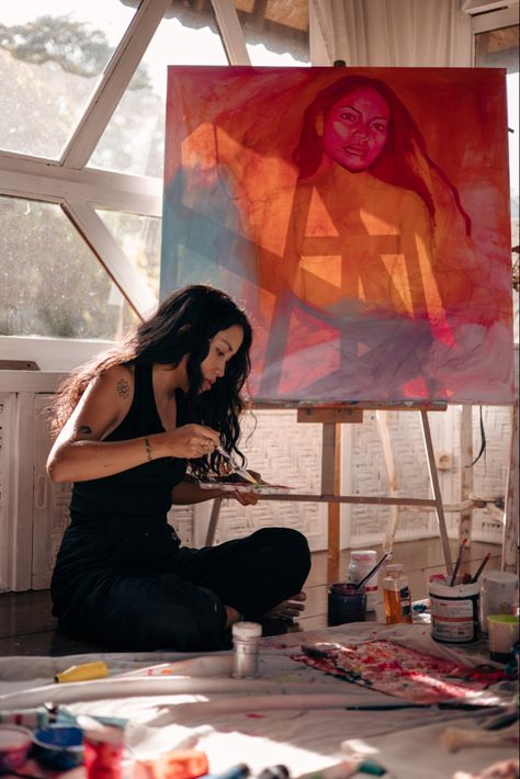 Photoshoot portrait of a painter in her artist's studio. Painting self-portrait in Ubud, Bali. #photoshoot #photography #portrait #artist #painter Bali Photoshoot, Painter Photography, Painters Studio, Studio Photoshoot Ideas, Studio Painting, Female Painters, Artsy Photography, Photoshoot Portrait, Artist Branding