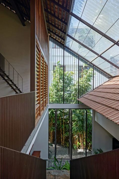 Sloping roof shelters House of Noufal in India by 3dor Concepts Kerala Architecture, Modern Tropical House, Sheltered Housing, Courtyard Design, Tropical Architecture, Eclectic House, Kerala House Design, Kerala Houses, Architecture Model House