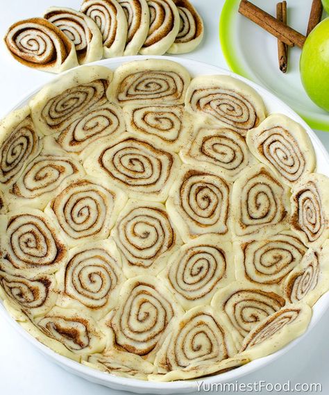 Easy Cinnamon Roll Apple Pie, Cinnamon Roll Apple Pie Recipe, Cinnamon Roll Crust, Yummiest Food, Cinnamon Roll Apple Pie, Pie Making, Classic Apple Pie, Apple Pie Recipe, Apple Pie Recipes