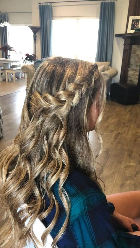 Down Dues For Prom, Curled Hairstyles With Braid, Hair For Formal Dance, Prom Hairstyles Down With Braid, Semi Formal Dance Hairstyles, Western Prom Hairstyles, Prom Hairstyles Braid Half Up, Simple Homecoming Hair Down, Bridesmaid Hairstyles Down With Braid