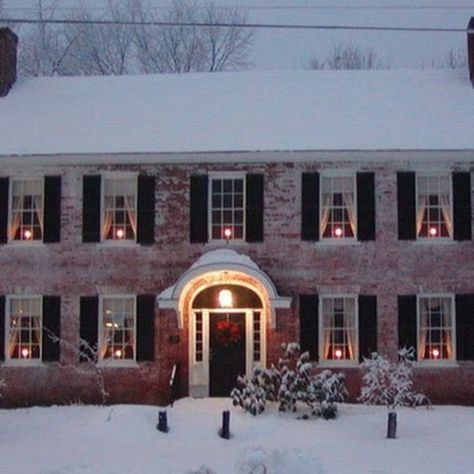 Colonial Home Exteriors, Georgian Colonial House, New England Houses, American Colonial Architecture, Modern Colonial Style, Colonial Aesthetic, Modern Colonial House, American Colonial Style, Federal Style House