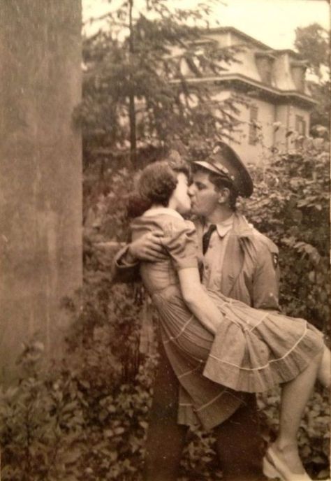 38 Sweet Snapshot Show How to Have Romantic Kisses on Valentine's Day ~ Vintage Everyday Couples Vintage, Vintage Couples, Fotografi Vintage, Vintage Versace, Hipster Man, Vintage Romance, Photo Vintage, Vintage Dior, Foto Vintage