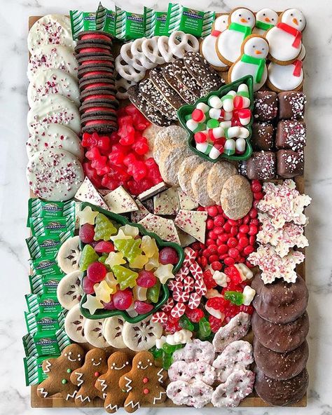 I love seeing everyone joining in on the dessert/candy board train. Let’s make this a thing!! I mean, the upcoming Halloween possibilities… Christmas Cookie Board Ideas, Christmas Dessert Charcuterie Board, Jul Kaka, Candy Charcuterie Board, Candy Charcuterie, Candy Board, Fest Mad, Christmas Entertaining, Christmas Brunch