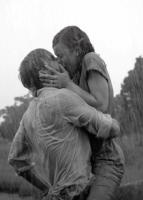 En Attendant Bojangles, Couple In Rain, Filmy Vintage, Old Fashioned Love, Passionate Couples, Kissing In The Rain, Photographie Portrait Inspiration, My Kind Of Love, 인물 드로잉