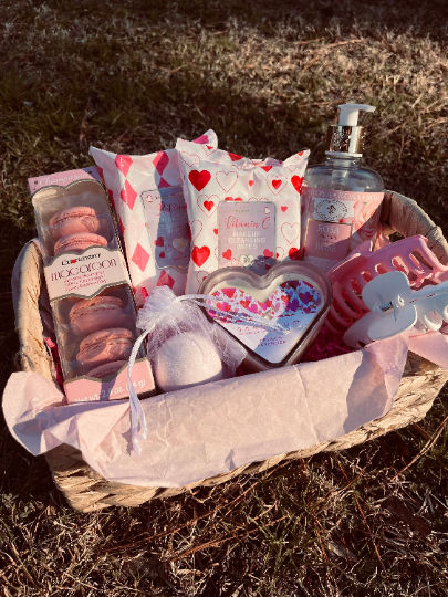 Remind someone you're thinking of them this Valentines Day with this adorable Valentine Gift Box! Check out our shop for more valentine gift boxes! Gift Ideas For Best Friend Cheap, Best Friend Gift Box Birthday, Cute Gift Basket Ideas For Girlfriend, Dama Gifts, Valentine Gift Boxes, Valentines Day Beauty, Gift Box For Girlfriend, Valentines Day Gift Basket, Cheap Presents