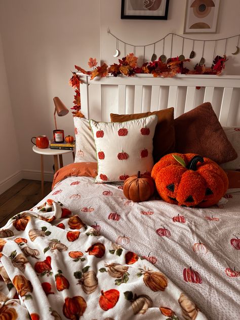 Autumn fall aesthetic home decor Natal, Bedroom Fall Aesthetic, Fall Maximalist Decor, Cozy Halloween Aesthetic Bedroom, Fall Decor Ideas Bedroom, Autumn Apartment Decor, Fall Dorm Decor, Fall Cozy Bedroom, Aesthetic Halloween Room