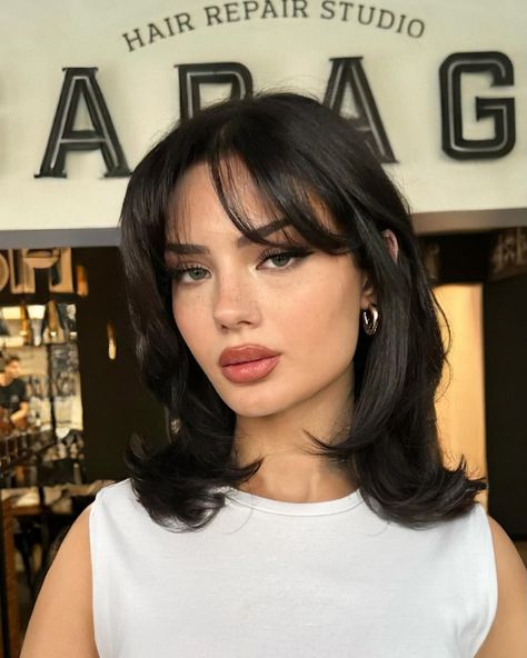 face framing curtain bangs, face framing bangs, haircut for chubby face, bangs for round face Round Face Small Forehead Haircuts, Chubby Face With Bangs, Haircuts With Short Bangs, Mid Neck Length Hair, Monica Geller Hair, Rounded Bangs, Hairstyle Curtain Bangs, Haircut For Chubby Face, Summer Haircut Ideas