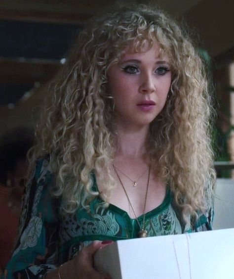 Juno Temple Sybil Trelawney, Juno Temple Curly Hair, Sybil Trelawney Fancast, Sybill Trelawney Marauders Era, Rita Skeeter Fan Cast, Sybill Trelawney Fan Cast, Marauders Era Fancasts, Sybill Trelawney Aesthetic, Mauders Era