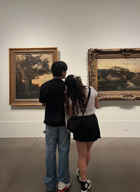 Couple At Museums, Art Gallery Couple Photos, Couple Anniversary Outfit Ideas, Museum Photo Ideas Couple, Art Museum Couple Pictures, Aesthetic Couple Fits, Couple In Art Gallery, Art Gallery Couple Aesthetic, Art Gallery Aesthetic Poses