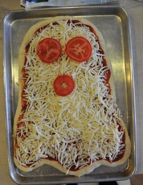 Boo-licious! - A Pretty Life In The Suburbs Ghost Pizza, Pizza Halloween, Halloween Fingerfood, Plat Halloween, Resep Pizza, Halloween Pizza, Recetas Halloween, Fiesta Halloween, Fest Mad