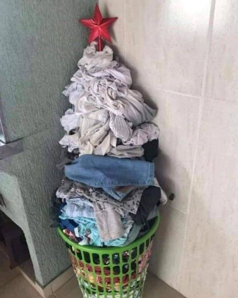 Funny Parenting Christmas Memes | Dirty Laundry Humour, Christmas Memes Funny, Funny Christmas Tree, Parents Christmas, Christmas Memes, Memes Of The Day, 웃긴 사진, Holiday Humor, Dirty Laundry