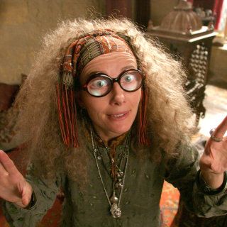 Sybill Trelawney looking mystically mad from the Prisoner of Azkaban Sybill Trelawney, Hogwarts Professors, Draco Malfoy Hot, Movie Makeup, Harry Potter Cosplay, The Prisoner Of Azkaban, Prisoner Of Azkaban, Irish Actors, Emma Thompson