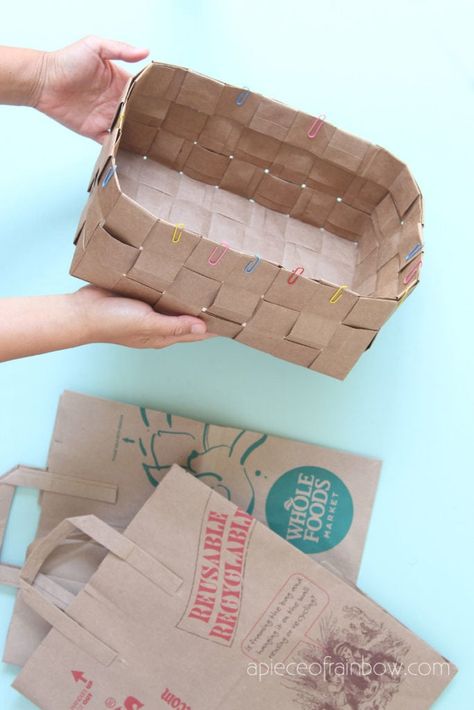 Recycler Diy, Weaving Paper, Paper Basket Weaving, Paper Grocery Bags, Paper Bag Crafts, Papel Craft, Paper Weaving, Origami Box, Diy Basket