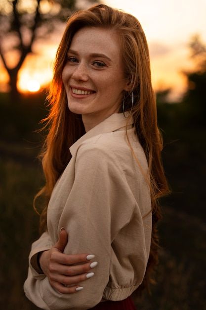 Free AI Image | Medium shot woman posing with flowers Photoshoot Ideas Nature, Nature Portrait Photography, Poses Headshot, Photoshoot Female, Outdoor Photoshoot Ideas, Business Headshots Women, Business Shoot, Headshot Photoshoot, Female Portrait Poses