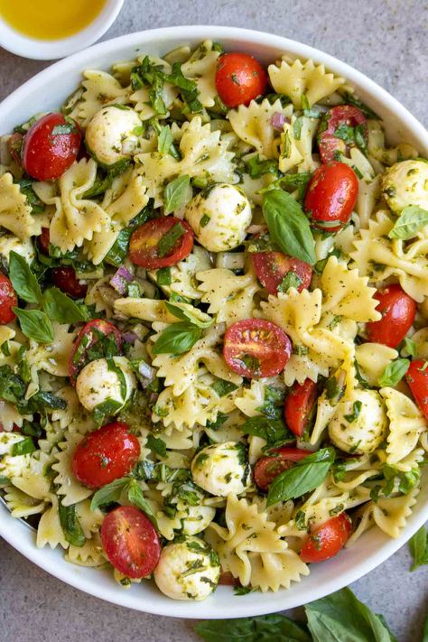 This Italian bow tie pasta salad recipe is perfect for any summer BBQ. Full of color and flavor, this recipe is quick, easy, and healthy. Bow Tie Pasta Salad, Bowtie Pasta Salad, Dairy Free Salads, Bow Tie Pasta, Quick Easy Healthy Meals, Sommer Mad, Healthy Food Dishes, Healthy Food Inspiration, Pasta Salad Recipe