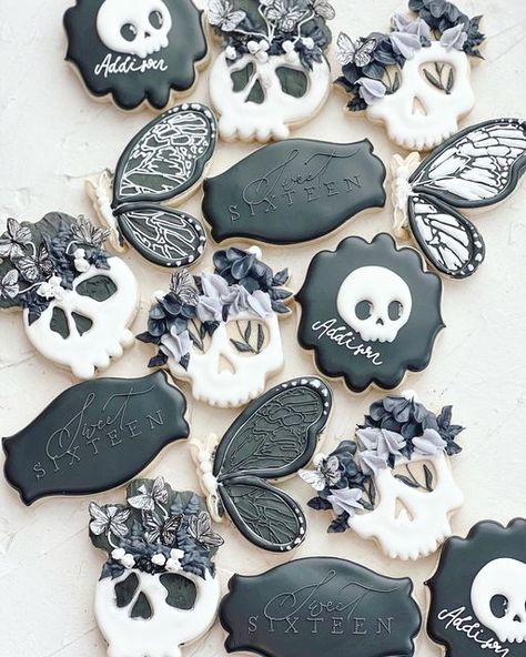 Addams Family Cookies Decorated, Gothic Birthday Cookies, Black And White Decorated Cookies, Gothic Cookies Decorated, Witchy Desserts, Goth Treats, Funeral Cookies Decorated, Witchy Cookies, Skull Cookies Decorated