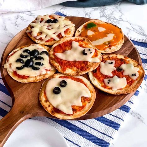 Easy Mini Halloween Pizzas Vegetarian Recipes Halloween, Halloween Grilling Ideas, Halloween Handpies, Halloween Pot Luck Dishes, Halloween Tea Party Food, Mexican Halloween Food, Meatless Meals For Kids, Savory Halloween Snacks, Summerween Food