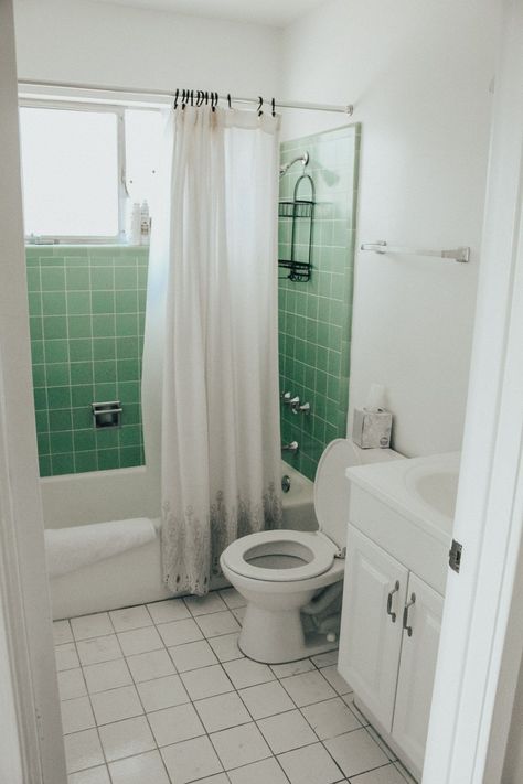 Rental Shower Makeover, Rental Shower Upgrade, Upgrade Rental Bathroom, Old Bathroom Decor, Shower Upgrades, Old Bathroom Makeover, Uni Room Ideas Uk, Small Rental Bathroom, Uni Room Ideas