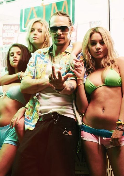 Alien and the girls! Spring Breakers Costume, Rachel Korine, Spring Break Nails Acrylic, Spring Outfits 2020, Bucket List Spring, Spring Breakers, Spring Break Outfit, Spring Equinox, Bad Girls Club