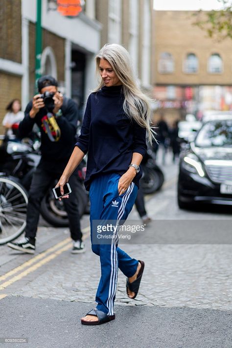 Sarah Harris wearing blue Adidas jogger pants outside Marques Almeida during London Fashion Week Spring/Summer collections 2017 on September 20, 2016 in London, United Kingdom. Adidas Jogging Pants Outfit, Adidas Joggers Outfit Women, Adidas Street Style, Track Pants Outfit, Looks Adidas, Mode Adidas, Sarah Harris, Look Adidas, 2010s Fashion