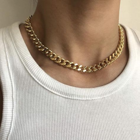 Chain Necklace Outfit, Thick Gold Chain Necklace, Chunky Gold Necklaces, Thick Gold Chain, Estilo Indie, Cuban Link Necklace, Thick Chain Necklace, Necklace Outfit, Figaro Chain Necklace