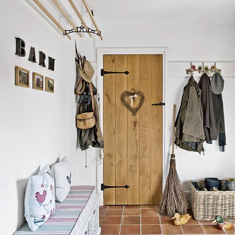 Country-cottage style hallway with smart storage Country Hallway, Cottage Doors, Cottage Hallway, Style Hallway, Cottage Door, Country Chic Cottage, Country House Interior, Country Cottage Decor, Country Cottage Style