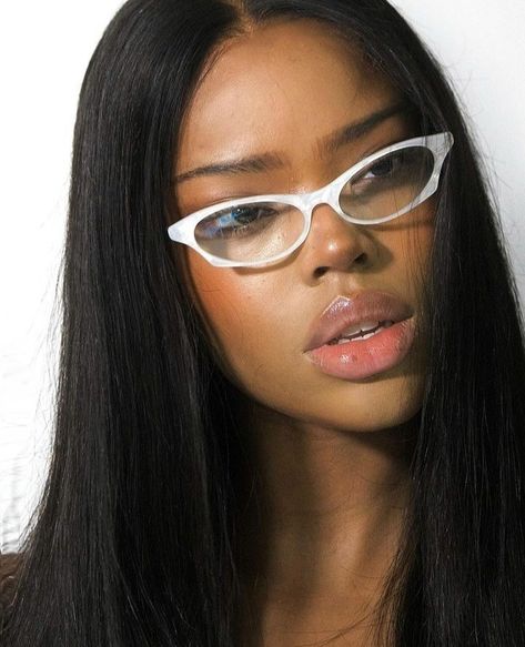 Woman With Glasses, Cute Makeup Looks, Makeup For Black Women, Geek Chic, Gyaru, Cute Makeup, The Professional, Pretty Woman, Pretty People