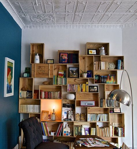 Mobil Design, Unique Bookcase, Wine Crates, Crate Bookshelf, Music Rooms, Cool Bookshelves, Boutique Display, Diy Casa, Wine Crate