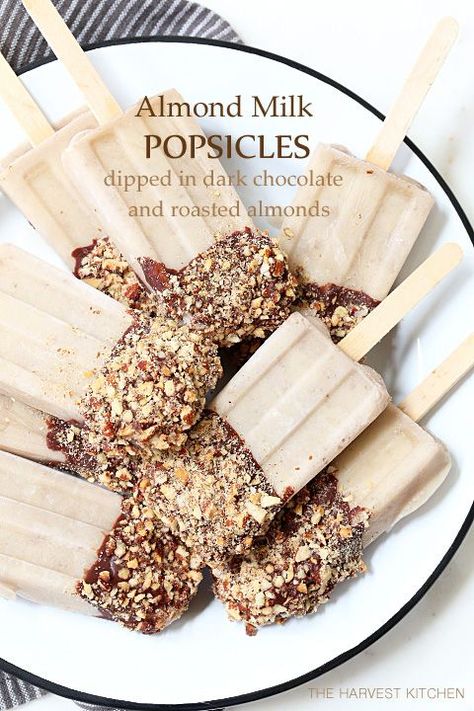 Homemade Ice Cream Popsicle Recipes  #icecream #popsicles #summer Ice Lolly Recipes, Almond Milk Popsicles, Milk Popsicles, Hemgjord Glass, Brownie Desserts, Cold Treats, Popsicle Recipes, Köstliche Desserts, Roasted Almonds