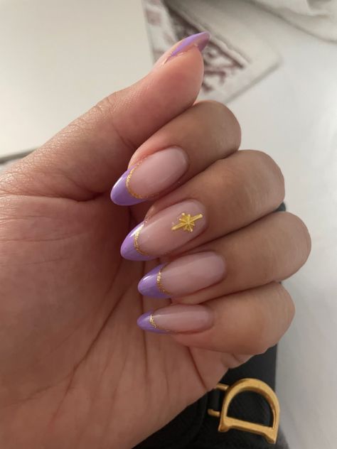 Tangled Nails Aesthetic, Purple And Gold Nails Almond, Purple Gold Nails Acrylic, Simple Purple And Gold Nails, Tangled Inspo Nails, Tangled Rapunzel Acrylic Nails, Cute Nail Designs Disney, Purple Tangled Nails, Tangled Inspired Nails Simple