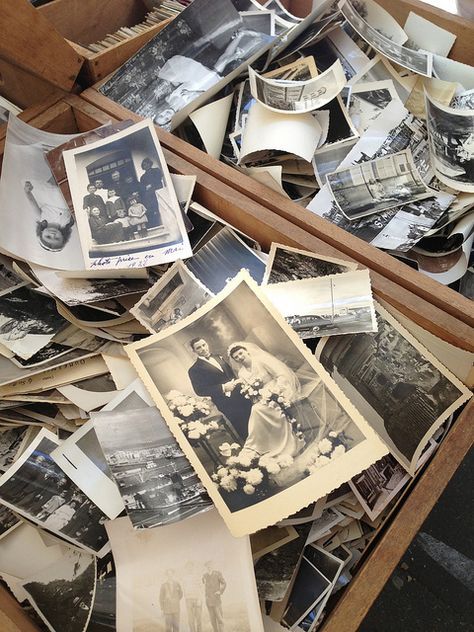 Flea Market finds....neat to see the old photos and stuff from the past.. :) Vintage Flea Market, Old Family Photos, Grey Gardens, A Series Of Unfortunate Events, Flea Market Finds, Foto Vintage, Grandmas House, Black White Photos, Vintage Photographs