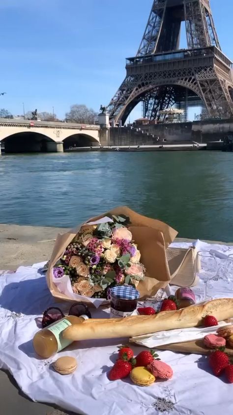 Los Angeles, Paris Picnic Aesthetic, Paris Summer Aesthetic, Eiffel Tower Picnic, Paris Explore, Paris Picnic, Paris In Summer, Beautiful Picnic, Paris Life